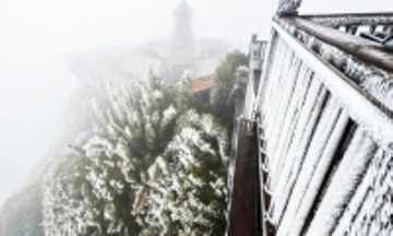 Nhiệt độ giảm xuống -3°C rạng sáng, băng giá phủ trắng đỉnh Fansipan