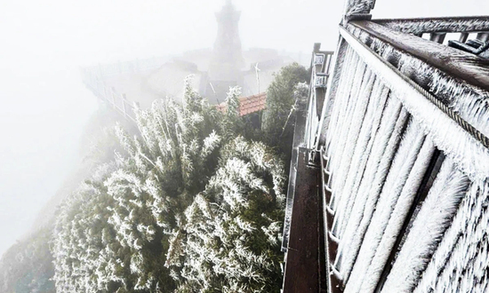 Nhiệt độ giảm xuống -3°C rạng sáng, băng giá phủ trắng đỉnh Fansipan