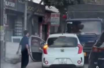 Phạt 5 triệu đồng tài xế đỗ ô tô ngang ngược gây ùn tắc ở Hà Nội