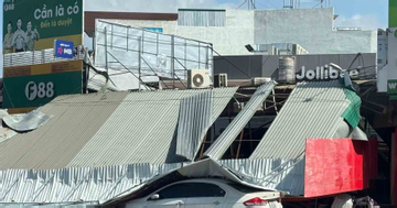 Sập bảng hiệu tại Viettel Store, một phụ nữ 60 tuổi trọng thương