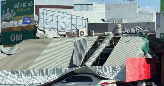 Sập bảng hiệu tại Viettel Store, một phụ nữ 60 tuổi trọng thương