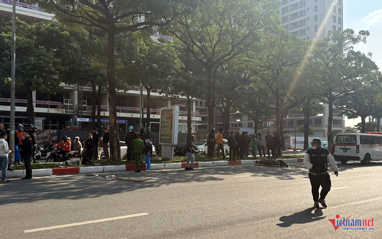 Xe máy chở 2 người đàn ông va vào dải phân cách ở Hà Nội, tài xế tử vong tại chỗ