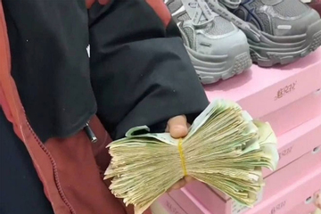 Cậu bé 11 tuổi cầm xấp tiền lẻ dành dụm nửa năm mua giày tặng mẹ gây xúc động