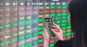 Chứng khoán lập đỉnh lịch sử, nhà đầu tư nên làm gì?