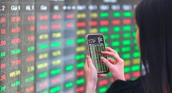 Chứng khoán lập đỉnh lịch sử, nhà đầu tư nên làm gì?