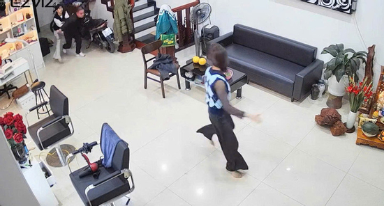 Tạm giữ hình sự người chồng vào quán cắt tóc truy sát vợ, con