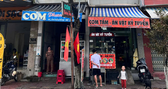 2 quán cơm sát vách ở Gia Lai bất ngờ gây sốt vì tình nghĩa hàng xóm