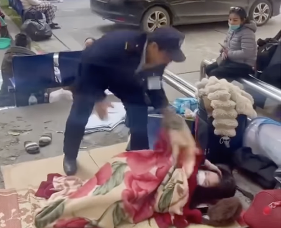 Bệnh viện Bạch Mai yêu cầu cho thôi việc bảo vệ 