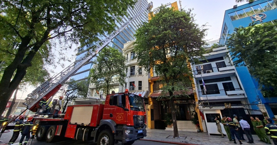 Cháy spa ở trung tâm TPHCM, một người phụ nữ được giải cứu