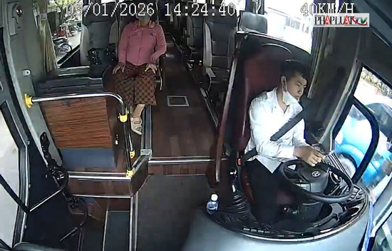 Clip tài xế ô tô khách bấm điện thoại khi lái xe gây va chạm với xe tải