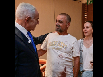 Hành khách mặc áo dính máu gặp Thủ tướng Israel, kể chuyện chặn cơ phó cướp máy bay