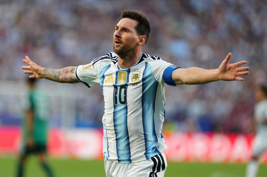 Messi nhận bằng tiến sĩ danh dự trước trận chia tay đội tuyển Argentina