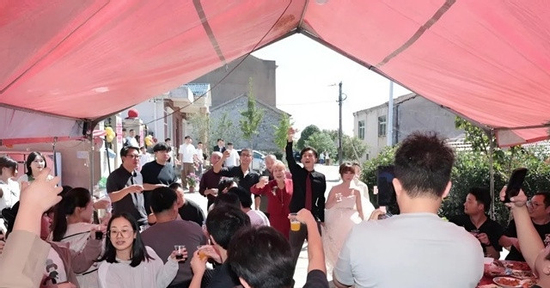 Chú rể mời cộng đồng mạng ăn cưới miễn phí, hơn 100 người vượt đường xa đến dự