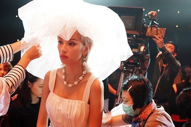 Nóng: Tro cốt diva Mai Diễm Phương bị lấy trộm, anh trai bật khóc treo thưởng 50.000 HKD