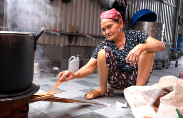 Kinh ngạc cụ bà 105 tuổi hàng ngày nấu cám nuôi lợn, cùng làm việc với con cháu