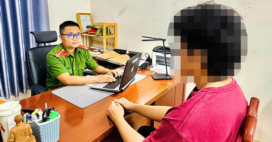 Nam sinh viên rời ký túc xá bất thường, hối thúc gia đình chuyển 1,2 tỷ đồng