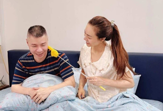 Vợ trẻ của NSND Công Lý khen chồng phong độ