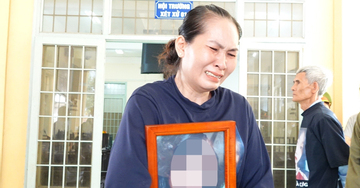 Mẹ nữ sinh ở Vĩnh Long bật khóc sau phiên tòa, gia đình sẽ kháng cáo
