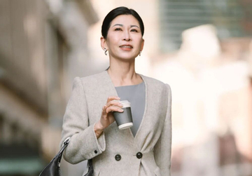 Bị sa thải ở tuổi 57, 'nữ tướng công sở' làm lại cuộc đời đầy ngoạn mục