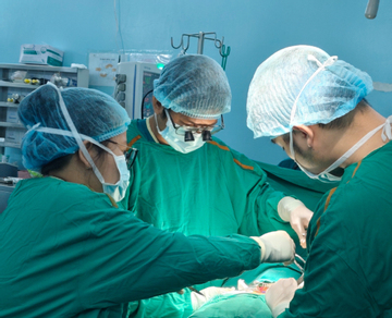Dị vật kẹt 6 tháng trong cổ bé trai 6 tuổi, chèn ép khí quản