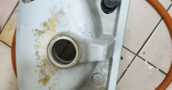 Nghe vợ khóc qua điện thoại, chồng lập tức lái xe về nhà thì bàng hoàng khi nhìn thấy cảnh này