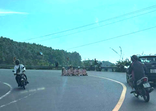 Xác minh vụ 6 phụ nữ mặc 'đồng phục', ngồi bệt giữa khúc cua trên đèo Hải Vân