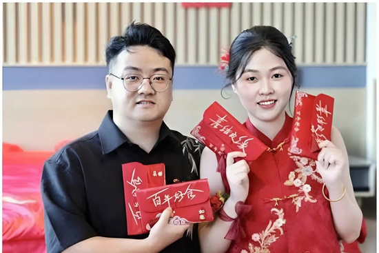 Xôn xao đám cưới đãi cua hoàng đế, lì xì khách hàng trăm triệu đồng