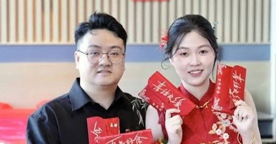Xôn xao đám cưới đãi cua hoàng đế, lì xì khách hàng trăm triệu đồng