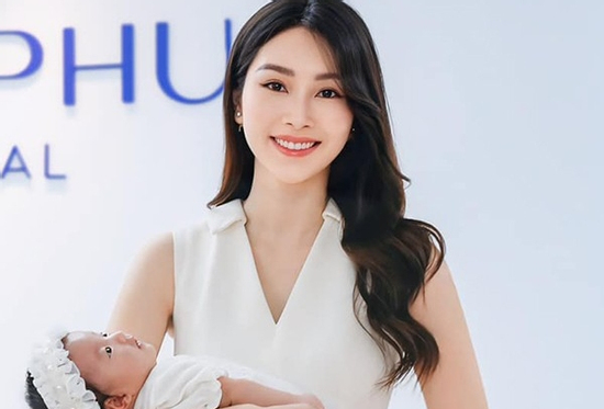 Con gái Hoa hậu Đặng Thu Thảo và chồng đại gia giờ xinh như thiên thần, đi mua sắm không cần nhìn giá