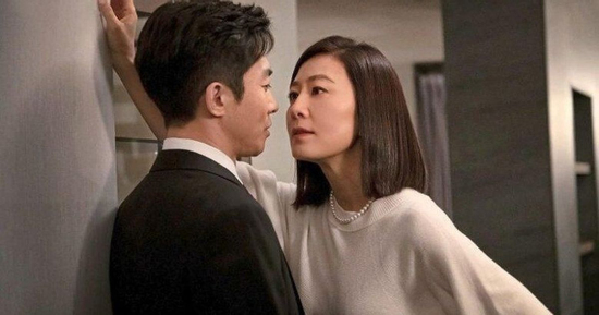 Mưa gió đến nhà đồng nghiệp trú tạm, không ngờ tôi bị vợ cậu ta lén kéo vào phòng thú nhận chuyện sinh con