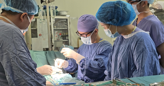 Phát hiện vùng kín con trai 10 tuổi 'có vấn đề' trong khi tắm