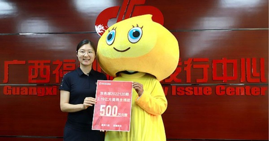 Trúng số hơn 800 tỷ đồng, người đàn ông giấu cả vợ con, âm thầm thuê khách sạn để làm điều này