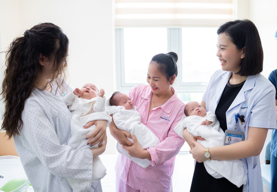 Mẹ mang tam thai, một bé chào đời tuần 27, hai bé còn lại được giữ thêm 36 giờ