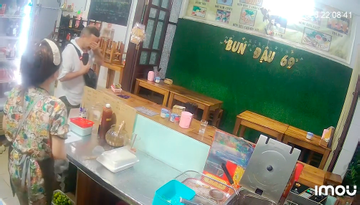 Du khách Nga xúc động chảy nước mắt khi nhận quà từ chủ quán Việt lúc nửa đêm