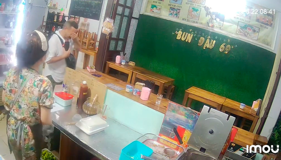 Du khách Nga xúc động chảy nước mắt khi nhận quà từ chủ quán Việt lúc nửa đêm