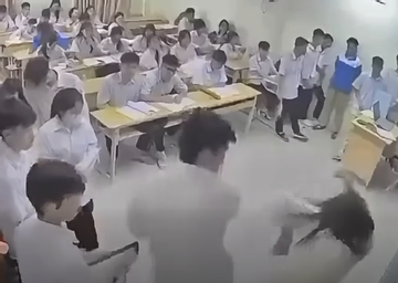 Học sinh lao vào hành hung cô giáo ở Hà Nội ngay trên bục giảng