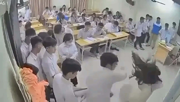 Khởi tố nam sinh lớp 12 đánh cô giáo ngay trên bục giảng ở Hà Nội