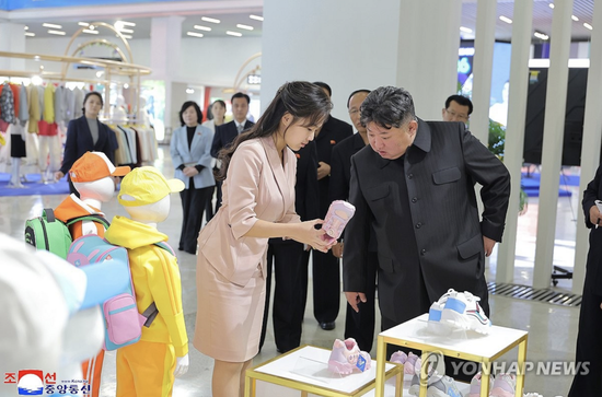 Ông Kim Jong Un và con gái thăm triển lãm thời trang ở Triều Tiên