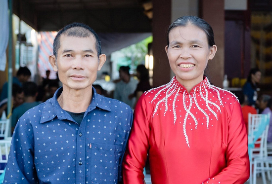 Thấy 4 đứa trẻ nheo nhóc, người phụ nữ ở Nghệ An về làm mẹ kế, thương yêu 23 năm