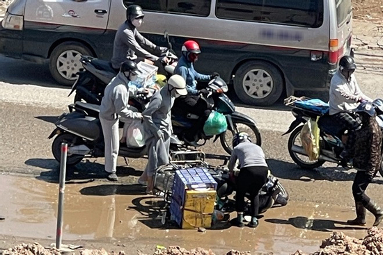Cảnh xe cộ chật vật né ổ gà trên tuyến đường vừa xảy ra tai nạn chết người ở Hà Nội