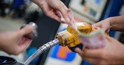 Giá xăng giảm mạnh hơn 1.800 đồng/lít, dầu đồng loạt tăng