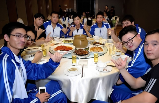 Hào phóng trả toàn bộ hóa đơn ngày họp lớp, người đàn ông không ngờ nhiều năm sau liên tục bị bạn cũ hỏi vay tiền