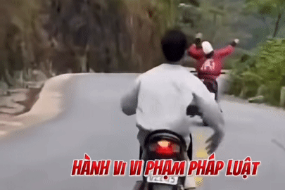 Nam thiếu niên đi xe máy buông hai tay 'múa quạt' trên quốc lộ