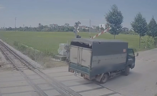 Ô tô tải vượt đèn đỏ, tông gãy cần chắn đường sắt ở Bắc Ninh