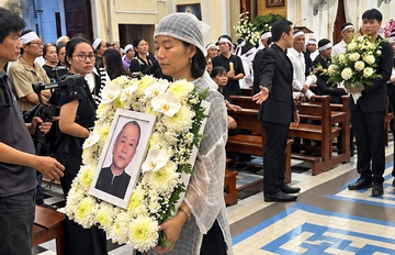 Con gái đau buồn ôm di ảnh, Hồng Ánh tiễn đạo diễn 'Đất phương Nam'