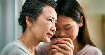 Phía sau việc thuê người chăm sóc bố mẹ già ốm