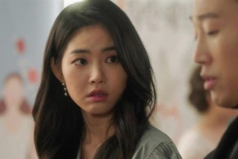 Vừa đưa mẹ đơn thân về xin cưới, con trai đã khiến bố đứng không vững khi người phụ nữ ngẩng mặt lên