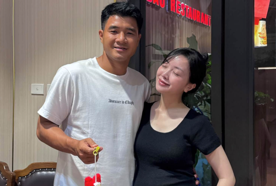 Hot girl Bắc Ninh từng diện váy cưới 870 triệu, lấy cầu thủ nổi tiếng Việt Nam, nay làm mẹ một con vẫn xinh đẹp quyến rũ