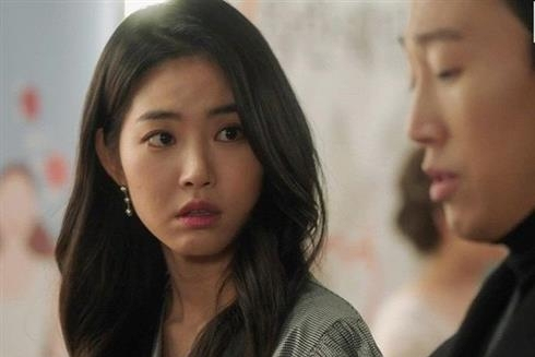 Lần đầu ngủ lại phòng mẹ vợ, tôi lật tấm chiếu lên thì phát hiện vật lạ gây sốc