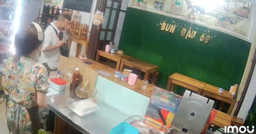 Du khách Nga rơi nước mắt trước lòng hiếu khách của chủ quán Việt